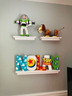 two toy story books are sitting on the shelves in this child's playroom