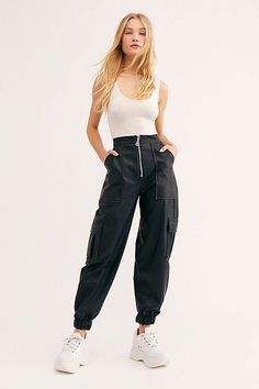 Mode Poses, Sweatpants Black, Sweatpants Outfit, Black Cargo Pants, Foto Poses