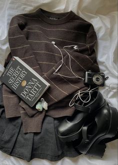 #brown #fashion #outfit #inspo Dark Academia Clothes Aesthetic, Vintage Women Outfits, Dark Academia Y2k, Mha Dr, 00s Mode, Dr Wardrobe, Academia Outfits, Girl Vibe, Mode Hippie