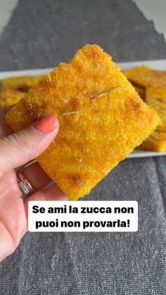 someone is holding some kind of food in their hand and it says, se ami la zucca non puoi non provarta?