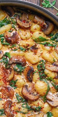 Spinach and Mushroom Gnocchi with Creamy Garlic and Smoked Parika Sauce in a stainless steel pan. Mushroom Gnocchi, Vegetarische Diners, Gnocchi Dishes, Spinach And Mushroom, Spinach Tomato, Mushroom Recipe, Gnocchi Recipes, Creamy Spinach, Tasty Vegetarian Recipes