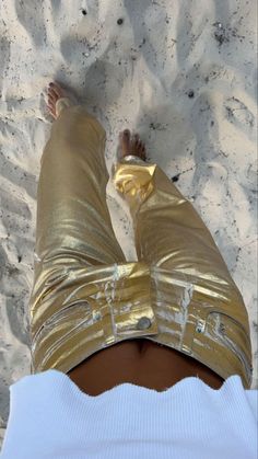 Gold And White Party Outfit, Golden Jeans Outfit, Golden Pants Outfit, Golden Pants, Gold Outfits, Summer Date Night Outfit, Y2k Beach, Gold Jeans, Date Night Outfit Summer