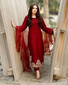 Velvet Dress Designs, Pakistani Fancy Dresses, Beautiful Pakistani Dresses, Salwar Kamiz, Bridal Dress Fashion, Groom Dresses, Pakistani Bridal Dresses, Simple Pakistani Dresses, Designer Party Wear Dresses