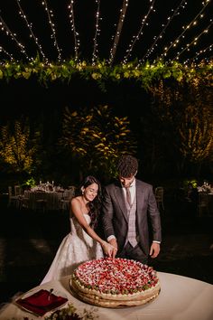 Wedding couple cutting the cake Untraditional Wedding Cake, Tuscany Wedding Cake, Bodrum Wedding, Unconventional Wedding Cake, Wedding Cake Photography, Italian Wedding Cake, Fancy Wedding Cakes, Italian Wedding Cakes, Wedding Dress Cake