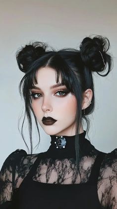 15 Halloween Hairstyles to Boost Your Spooky Look Female Goth Outfits, Easy Goth Hairstyles, Goth Hairstyles Medium, Punk Hairstyles Women, Black Hair Goth, Undead Queen, Goth Aesthetic Makeup, Alt Hairstyles