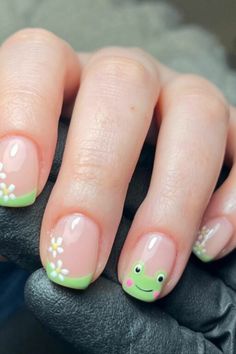 How cute are his little rosy cheeks? These are our absolute faves. Animal Nails Art, Frog Nails Short, Cute Nails Shellac, Frog Manicure, Frog Nail Ideas, Cute Frog Nails, Frog Nails Designs, Green Gel Nails Ideas, Froggy Nails