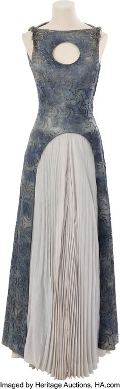 World's Largest Collectibles Auctioneer Daenerys Qarth Dress, Daenerys Outfits Inspiration, Daenerys Blue Dress, Daenerys Outfits, Hotd Dresses, Daenerys Dress, Targaryen Clothes, Targaryen Dresses, Daenerys Targaryen Outfits