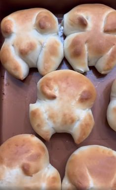 there are many rolls in the pan ready to be baked