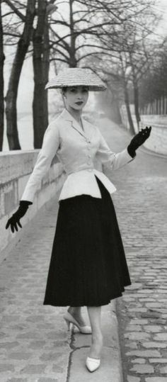 "Bar" Suit by Dior, 1947 Dior 1950s, Christian Dior New Look, 40s Mode, Dior New Look, 1950’s Fashion, Glamour Vintage, Paris Chic, Dior Vintage, Vintage Fashion Photography