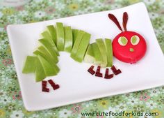 the very hungry caterpillar is made out of apple slices