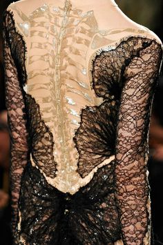 Marchesa Fall 2012   "Lace and Bone" Detail Couture, Black Lace Dress, Marchesa, Fashion Details, Moda Fashion, Passion For Fashion, Karl Lagerfeld, Runway Fashion, Black Lace