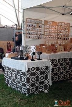 an outdoor table with pictures on it and the words, 15 craft booth photos great table top displays