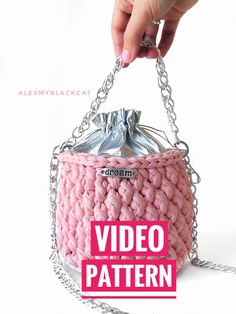 a hand holding a pink purse with chain around it and the words video pattern below