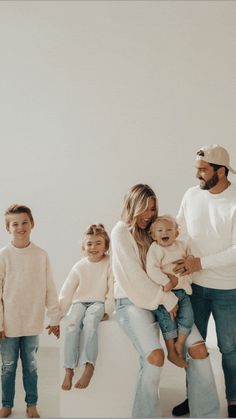 Looking for neutral family photo outfit inspiration? We recently took these at home family photos and I love how they came out!! These spring family photos turned out so well & I love our coordinating neutral family outfits! Family Photography Outfits, Newborn Family Pictures, Family Photo Colors