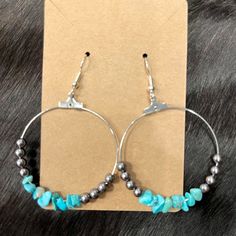 Handmade Turquoise Stone And Navajo Pearl Hoop Earrings By White Horse Jewelry Co. Navajo Pearl Jewelry, Bohemian Gray Dangle Jewelry, Navajo Pearl Earrings, Rodeo Jewelry, Mod Earrings, Diy Necklaces, Cowgirl Jewelry, Western Earrings, Beaded Jewlery