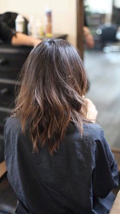 Medium Length Hair With Layers From The Back, Tapered Shoulder Length Hair, Medium Length Hair With Layers Back View, Mid Length Short Hair With Layers, Short V Cut Hair With Layers, Medium Haircuts For Women Round Face, Shoulder Length Hair Lots Of Layers, Medium Length Hair With Soft Layers, Soft Shaggy Hair