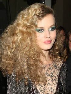 Fashion 70s disco studio 54 hair 34 Ideas for 2019 Studio 54 Hair, 70s Disco Hair, 70s Disco Makeup, 70s Hair And Makeup, Look Disco, Disco Makeup, Disco Hair, 70s Glamour, Hairstyle Curly