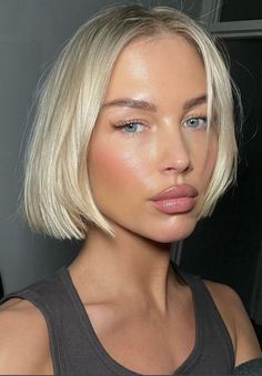 Platinum Blonde Bob, Blonde Balayage Bob, Hairstyles For Summer, Platinum Blonde Bobs, Chin Length Haircuts, Curly Hair Products, Blonde Hair With Bangs, Chin Length Hair