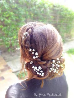 ... des fleurs dans les cheveux? Quelque soit ta décision nous serons à tes côtés pour célébrer ce merveilleux événement!! Braided Chignon, Chignon Wedding, Chignon Bun, Chignon Hair, Messy Updo, Classic Brides, Wedding Hairstyle, Headpiece Wedding, Hairstyles Haircuts