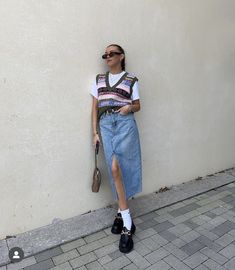 Jean Skirt Street Style, New York Skirt Outfit, Long Skirt Preppy Outfit, Midi Denim Skirt Outfit Spring, Mid Length Denim Skirt Outfit, Long Denim Skirt Outfits, Denim Skirt Outfit Fall, Skirt Outfits For Women, Denim Midi Skirt Outfit