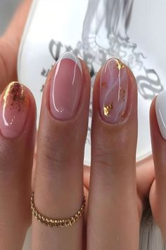 Gel Nail Art For Wedding, Nail Art Inspo 2024, Nails Gold Short, One Finger Nail Art, Oval Short Acrylic Nails, Birth Nails Mom, Nail Art Court, Nails 2024 Short, French Nails 2024