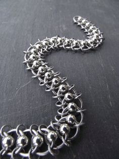 Chainmail With Beads, Centipede Bracelet, Chainmaille Jewelry Patterns, Jump Ring Jewelry, Chainmail Bracelet, Bracelet Inspiration, Wire Wrap Jewelry Designs, Chainmail Jewelry, Trends Magazine