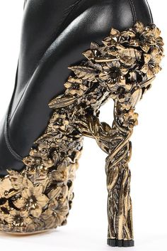 Moda Steampunk, Mode Rock, Savage Beauty, Leather Thigh High Boots, Mcqueen Fashion, Waste Time, Shoe Art, Dream Shoes