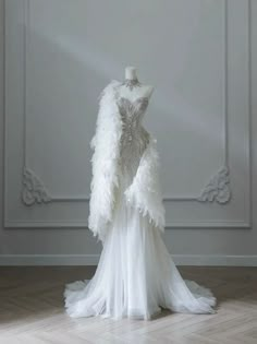 Détails de l'article :

 Numéro de produit : C3519

 Tissu: Tulle

 Silhouette : Sirène

 Manches : Sans manches

 Style du dos : à lacets Wedding Dress With Feathers, Dress With Feathers, 파티 드레스, Pretty Wedding Dresses, Fantasy Dresses, White Wedding Dress, Dream Wedding Ideas Dresses, Prom Dress Inspiration, Pretty Prom Dresses