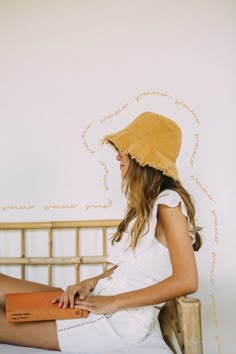 Bucket Hat Photoshoot Ideas, Bucket Hat Photoshoot, Hat Photoshoot Ideas, Outfit Inspiration Women, Holiday Hats, Thrift Fashion, Branding Photos, 인물 사진, Girl With Hat