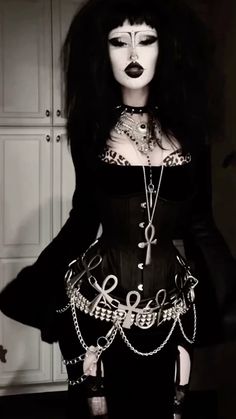 Goth New Years Outfit, Types Of Goth Style, Dark Gothic Fashion, Traditional Goth, Goth Fits, Goth Outfit Ideas, Vampire Aesthetic, Corporate Goth