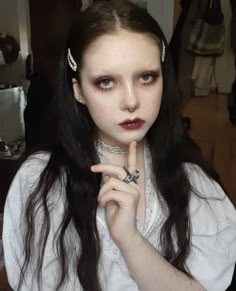 Just Cried Makeup, Non Makeup Makeup Look, Corp Goth Makeup, Banshee Makeup, Minimal Goth Makeup, Makeup Looks Alt, Kinderwhore 90s Grunge Style, Dark Ethereal Makeup, Ghostly Makeup