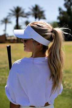 The perfect white visor to elevate your golf or tennis game, in this casual yet fabulous everyday cotton visor that serves up a lightweight cotton design and is crystallized with just the right amount of Swarovski crystals. - Adjustable White Visor Outfit, Visor Hat Outfit Summer, Tennis Hat Outfit, Beach Farmhouse Decor, Tennis Hairstyles, Tennis Hair, Beach Farmhouse