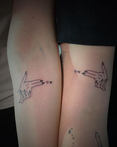 Cute Tattoos To Get With Best Friend, Unique Tattoos Best Friends, Match Sister Tattoos, Matching Sis Tattoos, Cute Tattoos Mother Daughter, Friend Hand Tattoos, Matching Tattoo For Friends, Cute Small Matching Tattoos Mother Daughters, Sister Mom Tattoos