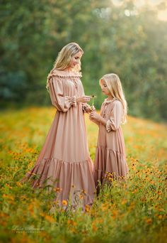 mommy he lilia alvarado fstoppers Mom Daughter Photography, Mommy Daughter Photography, Mommy Daughter Dresses, Mommy Daughter Photoshoot, Daughter Photo Ideas, Mother Daughter Pictures, Mother Daughter Photoshoot, Mommy And Me Photo Shoot, Mother Daughter Photos