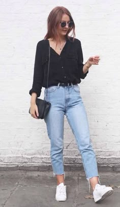 / How To Wear Jeans, Casual White Sneakers, Mama Jeans, Looks Jeans, Black Button Up Shirt, Look Jean, Mom Jeans Outfit, Outfit Jeans, Mode Casual