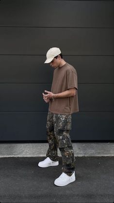 Oversized tshirt Style Camo Cargo Pants, Cargo Pants Men Outfit, Camo Shirt Outfit, Oversized Shirt Men, Cargo Pants For Men, Pants Outfit Men, Mens Summer Outfits, Camo Cargo Pants