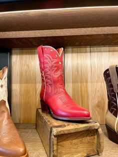 Tecovas Boots, Coastal Cowgirl Aesthetic, Red Cowgirl Boots, Sneakers Outfit Summer, Sneakers Outfit Casual, Red Cowboy Boots, Casual Shoes Outfit, Sneakers Fashion Outfits