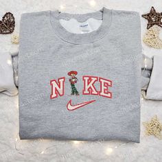 The Nike x Jessie Christmas Embroidered Shirt is a perfect blend of style and holiday spirit. Made with high-quality materials, this shirt features a unique embroidered design showcasing the beloved character Jessie from Toy Story. With its comfortable fit and festive vibes, it’s the ideal choice for spreading joy during the holiday season. Stand out from the crowd and celebrate in style with this limited edition collaboration. Embrace the magic of Christmas with this exclusive shirt. The Nike Cartoon, Nike Inspired, Vanellope Von Schweetz, Walt Disney Characters, Jessie Toy Story, Maroon Hoodie, Cartoon Disney, Dead Pool, Maryland Terrapins