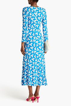 Shop on-sale DIANE VON FURSTENBERG Timmy ruched floral-print jersey midi dress for Woman. Browse the best deals from DIANE VON FURSTENBERG and luxury fashion at The Outnet. Warrior Queen, Dress For Woman, Work Dresses, Wardrobe Outfits, Ruched Bodice, Knitwear Tops, Blue Midi Dress, Von Furstenberg, Diane Von