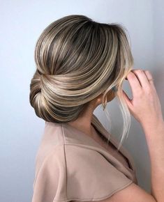 Hair Shinion, Sleek Bun Hairstyles, Large Curls, Teased Hair, Easy Bun Hairstyles, Penteado Cabelo Curto, Bridesmaid Hairstyles, Holiday Hairstyles