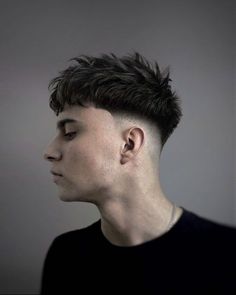 The best hairstyles with shaved sides 16 ideas for a fashionable and flamboyant look - mens-club.online Textured Fringe, Faux Hawk Hairstyles, Crop Haircut, Men Haircut Curly Hair, Textured Haircut