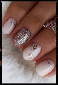 Winter Nails Ideas 2024, Nail Art December, Glitter Accent Nails Ideas, December Short Nails, Cute Engagement Nails, 21 Birthday Nails, Gel Nail Polish Ideas, Winter Sparkle Nails, Nail Designs Gold