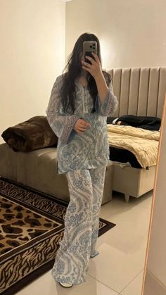 Summer Desi Fits, Pakistani Stylish Dresses, Casual Outfits Indian, Kurtis Ideas, Pakistani Kurti Designs, Outfits For Party, Pakistani Kurti, Designer Dresses Elegant, Kurti Styles