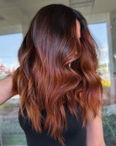 35 Spring Hair Colors We Love Right Now - 2024 Ideas + Trends Red With Brown Highlights, Autumn Copper Hair, Red Hair Colour Ideas, Red Hair On Brown Skin, Auburn Hair Pale Skin, Brunette Hair Colour, New Year New Hair, Red Balayage Hair, 2024 Hair Trends