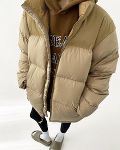 A stylish down jacket with a bi-color scheme of beige and brown. 

The stand-up neckline keeps you warm all the way to the neck. 

This is the first piece that will be useful as your main outerwear this season. 

◾️Model
Height/Weight: 162cm/40kg
Try size: S



Size (cm)
Length
Shoulder width
Chest measurement
Sleeve length


S
69
54
128
64.5


M
71
56
132
66


L
73
58
136
67.5 Casual Khaki Puffer Jacket For Cold Weather, Beige Hooded Puffer Jacket For Outdoor, Casual Beige Puffer Jacket For Cold Weather, Khaki Long-sleeve Puffer Jacket For Cold Weather, Beige Winter Outerwear For Outdoor, Beige Nylon Outerwear With Padded Collar, Olive Winter Outerwear For Cold Weather, Olive Outerwear For Cold Weather And Winter, Olive Outerwear For Cold Weather