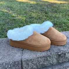 The Perfect Cozy Weather Slip On Slides Outdoor Shoes - Slipper Style Tan With The Softest White Faux Fur Detail Faux Fur Inside As Well Casual Faux Fur Slippers For Winter, Brown Faux Fur Casual Slippers, Brown Casual Faux Fur Slippers, Casual Brown Faux Fur Slippers, Madewell Sneaker, Cozy Weather, Brooks Running Shoes, Cork Wedges Sandals, Womens Golf Shoes