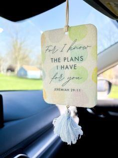 a sign hanging from the dashboard of a car that says, for i know the plans i have for you