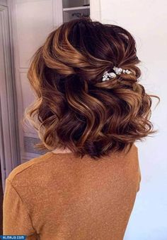 wedding guest hairstyles naturally curly Mother Of The Groom Hairstyles, Wedding Hairstyles For Medium Hair, Remarried Empress, Mother Of The Bride Hair, Prom Hairstyles For Short Hair, Wedding Guest Hairstyles, Peinados Fáciles Para Cabello Corto, Wedding Hair Inspiration, Heart Strings