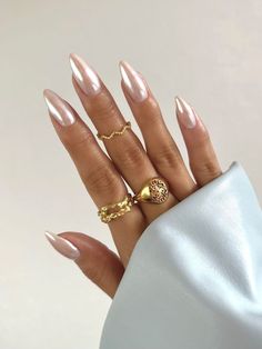 White Based Acrylic Nails Design, Nail Ideas Champagne, Chrome Nails Base Color, Chrome Nails Champagne, Champaign Chrome Nails, White Aurora Nails, Champagne Glazed Donut Nails, Almond Crome Nails, Nails With Champagne Dress