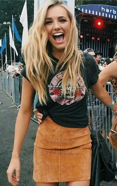 A rock band shirt and a pop of colour with an orange skirt. We approve. female #findyourorange https://www.smartbuyglasses.com/designer-sunglasses.htm Mode Edgy, Country Concert Outfits, Rok Mini, Look Festival, Concert Outfits, Coachella Outfit, Festival Looks